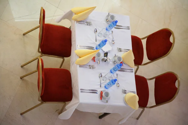 Стол в кафе с видом сверху — стоковое фото