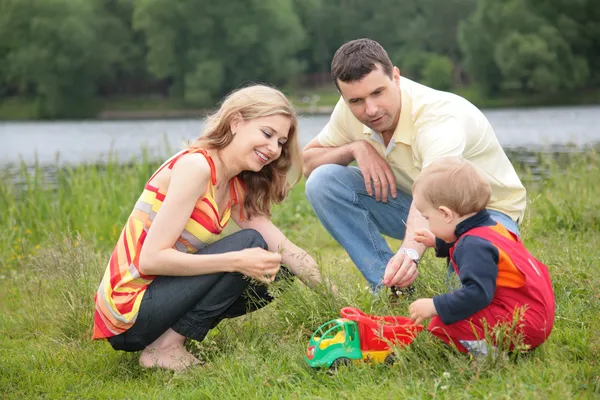 Föräldrar spela med barn utomhus — Stockfoto