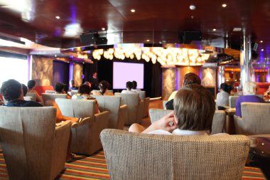 ekrana bakarak cruise liner sinemasında grup görüntülemek fr