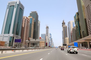 Dubai - 18 Nisan: gövde yol ve gökdelenler üzerinde genel görünümü