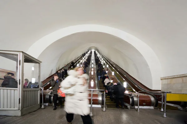 Moskau - 23. März: auf den Rolltreppen der Metrostation Komsomo — Stockfoto