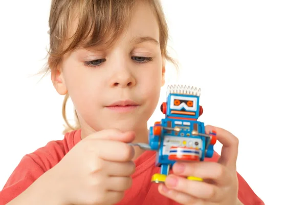 Elég kicsi lány piros póló játszik, mechanikus robot ISO — Stock Fotó