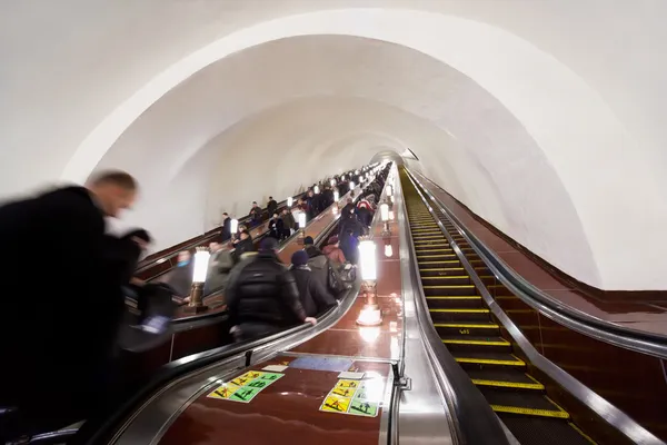 Moskau - 23. März: auf den Rolltreppen der Metrostation Komsomo — Stockfoto