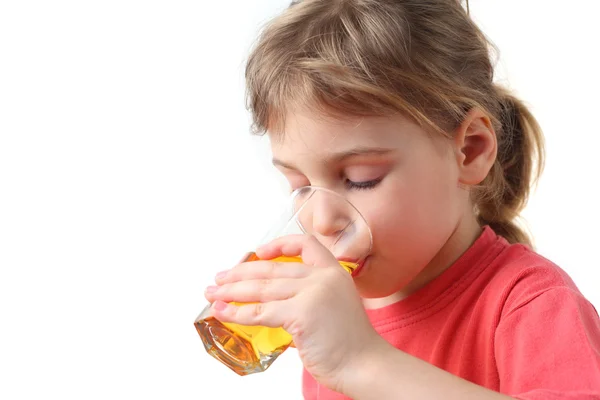 Kis lány Vörös ing gazdaság pohár gyümölcslé egyrészt egy — Stock Fotó