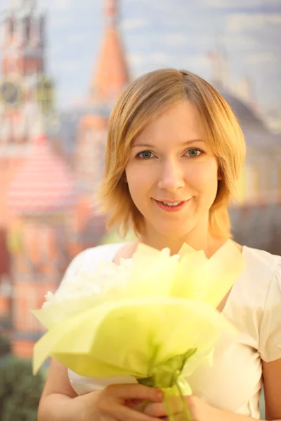 Portret van schoonheid blond meisje met bloemen boeket, kijken naar c — Stockfoto