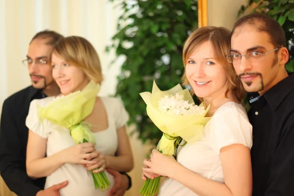 Mann mit Brille und Schönheit blondes Mädchen mit Blumen Bouquet standi — Stockfoto