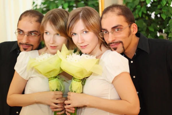 Hombre en gafas y belleza chica rubia con flores ramo standi —  Fotos de Stock