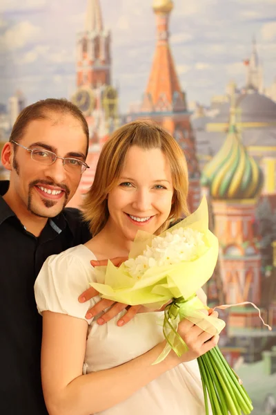 Mann in Brille umarmt Schönheit blondes Mädchen mit Blumenstrauß, — Stockfoto