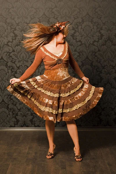 Kahverengi elbiseli bir kadın — Stok fotoğraf