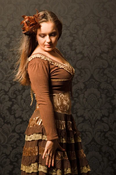 Frau im braunen Kleid — Stockfoto