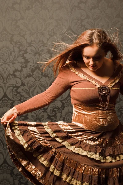 Жінка в коричневій сукні — стокове фото