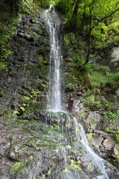 Красивый холмистый водопад — стоковое фото