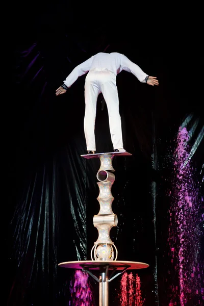 Moskwa - 22 lutego: equilibrist umiejętnie balansuje w cyrku — Zdjęcie stockowe