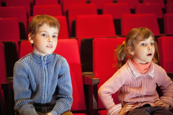 男孩和小女孩坐在电影院在扶手椅上，女孩有 op — 图库照片