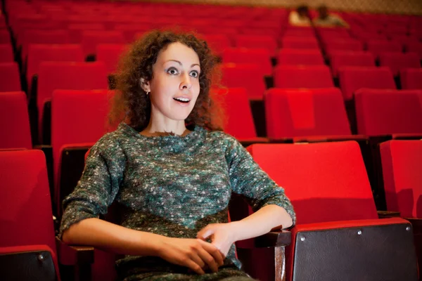 Schöne junge Frau sitzt auf Sesseln im Kino, standhaft — Stockfoto