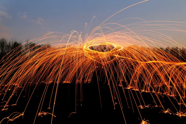 オレンジ色の花火の夜 t で飛んでと抽象的な背景 — ストック写真