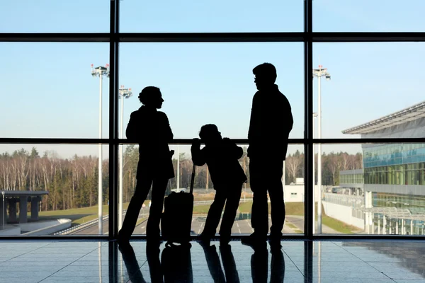 Silhouette of mother, father and son with luggage standing near — Stock Photo, Image