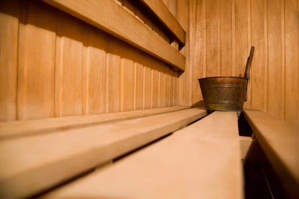 Banco em sauna e balde de cobre — Fotografia de Stock