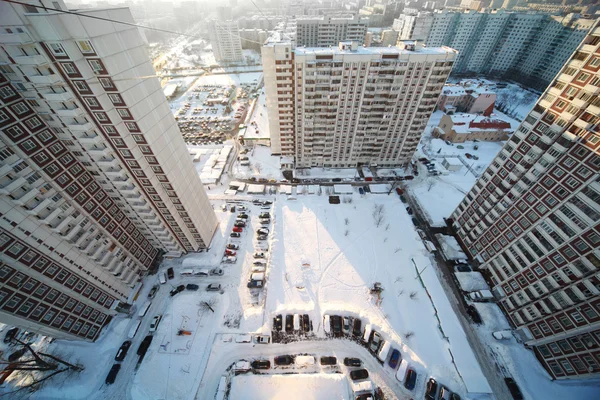 Αυλή με τρία μεγάλα σπίτια κατοικία, χειμώνα, θέα από στο — Φωτογραφία Αρχείου