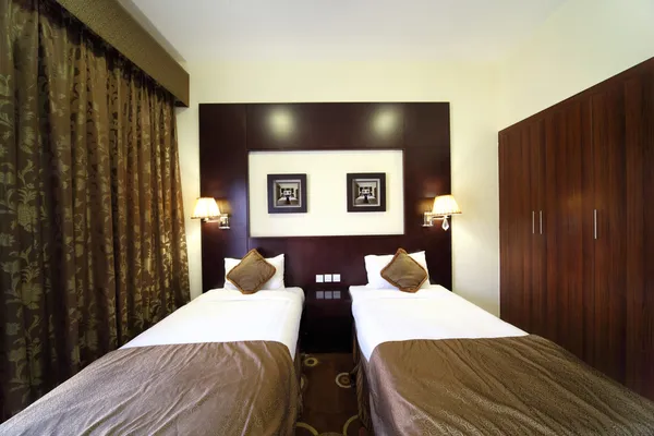 Slaapkamer met witte muren, garderobe en twee bedden front algemene vi — Stockfoto