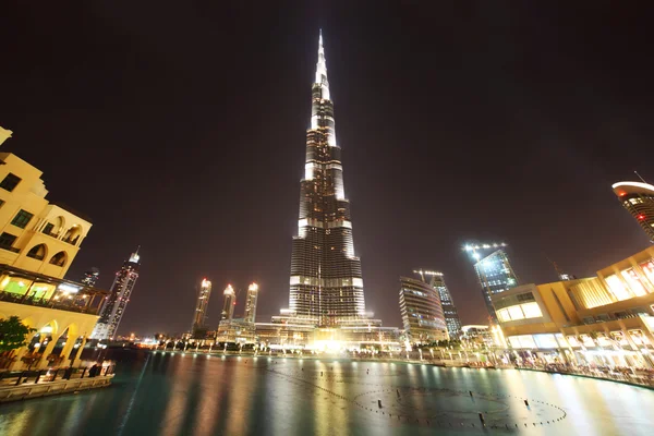 Burj Dubai rascacielos y fuente noche vista general, Duba — Foto de Stock