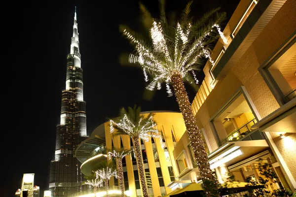 Noche Dubai calle, palmeras con lámparas de decoración y Burj Dubai, Unite — Foto de Stock