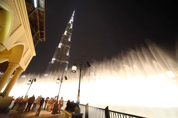 Gedung pencakar langit Burj Dubai dan air mancur menyala pada waktu malam umum — Stok Foto