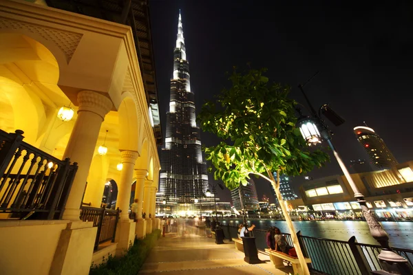 Burj Dubai arranha-céu e fonte desligado noite geral — Fotografia de Stock