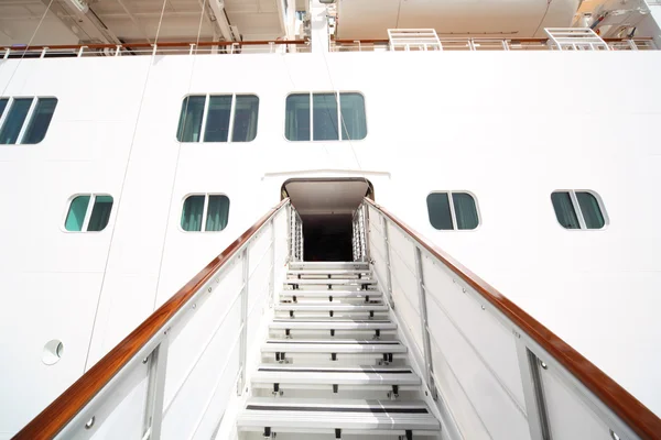 Wejście z szyn i schody w biały duży samolot pasażerski liniowiec su — Zdjęcie stockowe