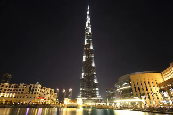 Burj Dubai pilvenpiirtäjä yöllä yleisnäkymä, Dubai, United Ara — kuvapankkivalokuva