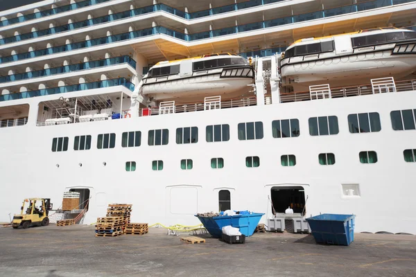 Büyük beyaz yolcu gemisi, yük rıhtım yaz gün — Stok fotoğraf