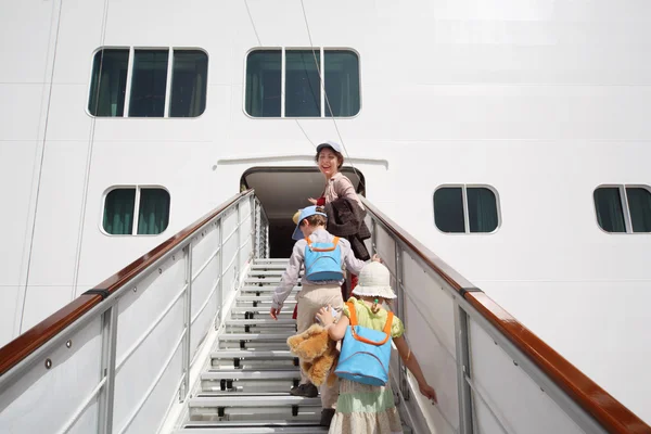 Küçük kız ve oğlan annesi ile büyük beyaz yolcu l girin — Stok fotoğraf