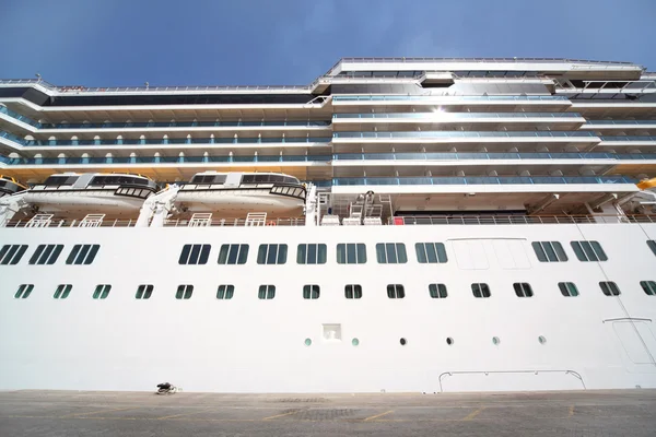 Dock yaz günü mavi gökyüzü, büyük beyaz yolcu gemisi — Stok fotoğraf