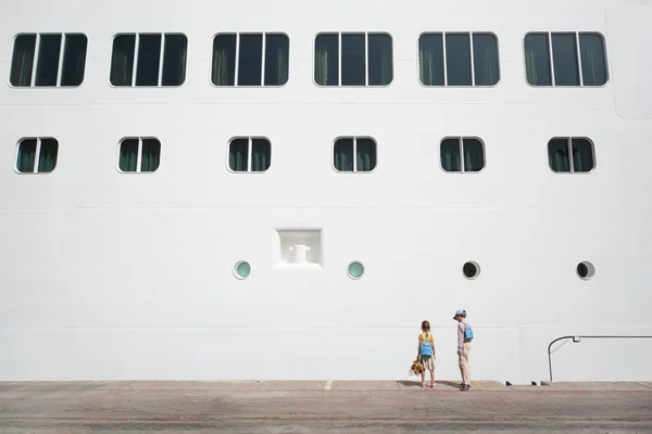 Kisfiú és a lány közelében nagy fehér személyszállító bélés a dokk összege — Stock Fotó