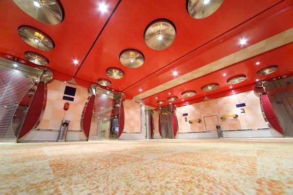 Hall de luxe moderne avec plafond rouge vif et ascenseurs vie générale — Photo