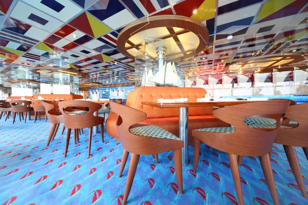 Luminosa sala da pranzo colorata hotel con vista generale piano blu — Foto Stock
