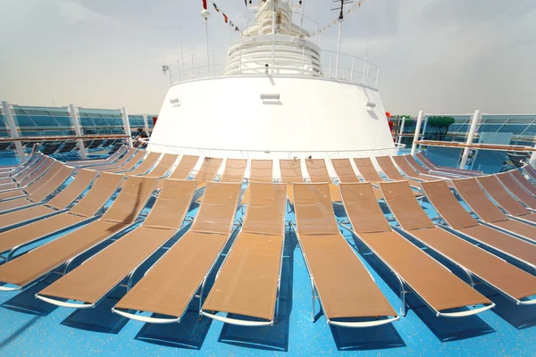 Sedie da spiaggia marroni sul ponte di nave blu giorno d'estate — Foto Stock