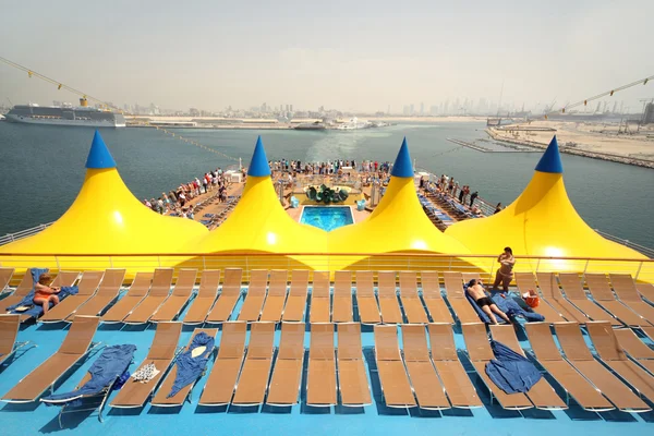 Blick auf das Schiffsdeck mit blauem Boden, Pool und Dekor — Stockfoto