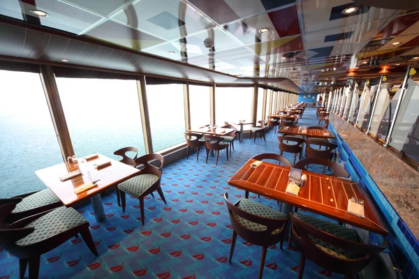 Salle à manger de l'hôtel aux couleurs vives avec plancher bleu et grande fenêtre — Photo