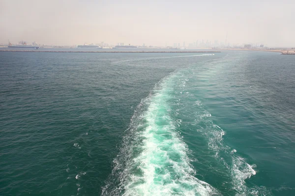 Hajó nyomában hullámok és a hab a horizon általános óceánra — Stock Fotó