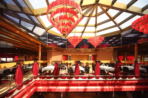 Ljust röd färgad matsal på balkong på andra våningen allmänna — Stockfoto