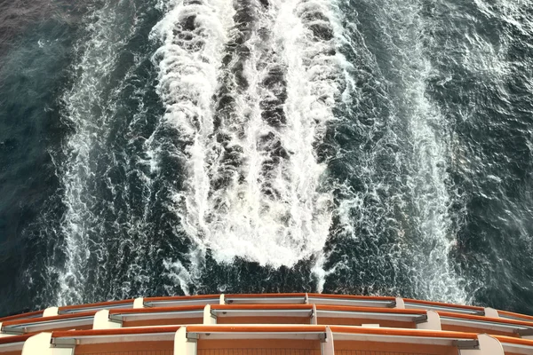 Fartyget däck och trail med vågor och skum i havsutsikt från ovan — Stockfoto