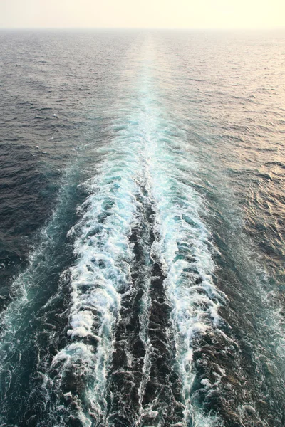 Traccia della nave con onde e schiuma in vista oceano generale all'orizzonte — Foto Stock