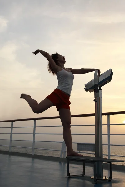 Meisje oefenen gymnastiek oefeningen aan schip dek volledige lichaam — Stockfoto