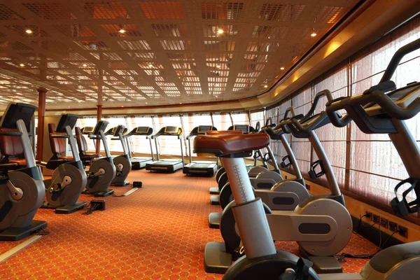 Large gym hall with treadmills and exercise bicycle in cruise sh — Stock Photo, Image