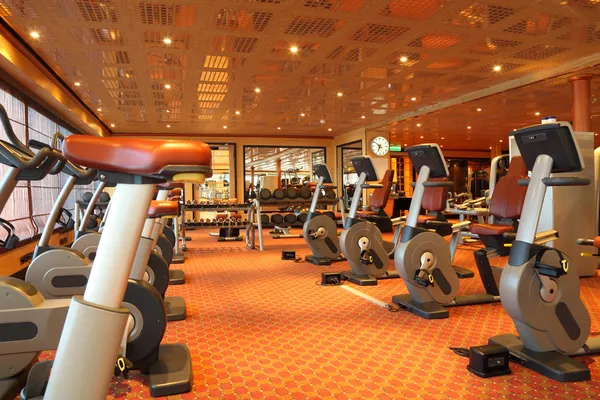 Sala duża siłownia z biegowych, rowerek treningowy i dumbbel — Zdjęcie stockowe