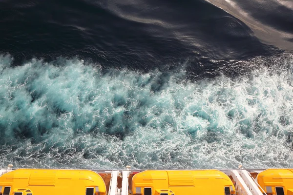Barcos de fuga com telhado amarelo na vista do navio de cruzeiro de cima — Fotografia de Stock