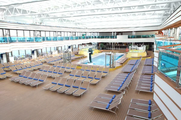 Grote zaal voor rust en tan met zwembad en strandstoelen op — Stockfoto