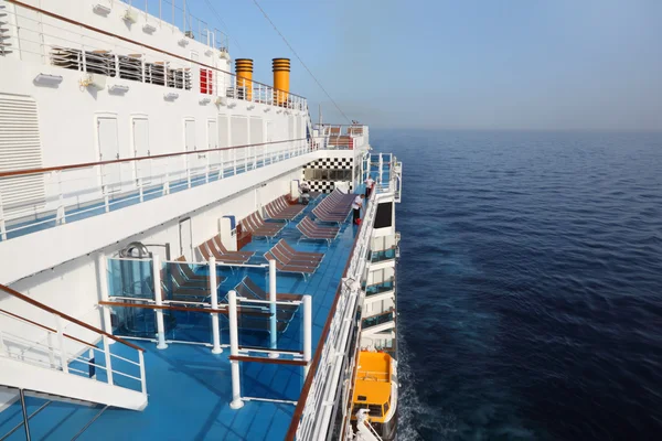 Cruise schip dek met blauwe vloer in uitzicht op de oceaan van bovenaf — Stockfoto