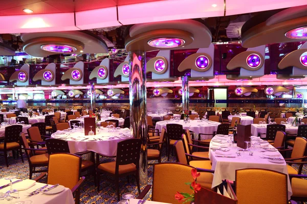 Ресторан с ярким разноцветным интерьером общего вида — стоковое фото